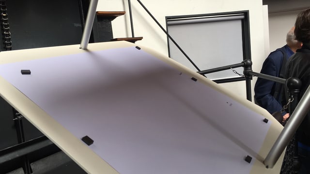 Eine Projektion des Merkur-Transits auf einem Stück Papier. Eine Projektion des Merkur-Transits auf einem Stück Papier.