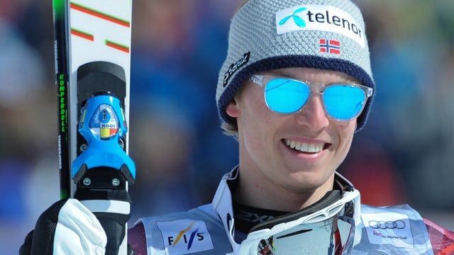 Henrik Kristoffersen lacht mit Sonnenbrille in die Kamera. Henrik Kristoffersen lacht mit Sonnenbrille in die Kamera.