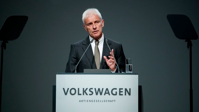 VW-Chef Matthias Müller an einem Rednerput VW-Chef Matthias Müller an einem Rednerput