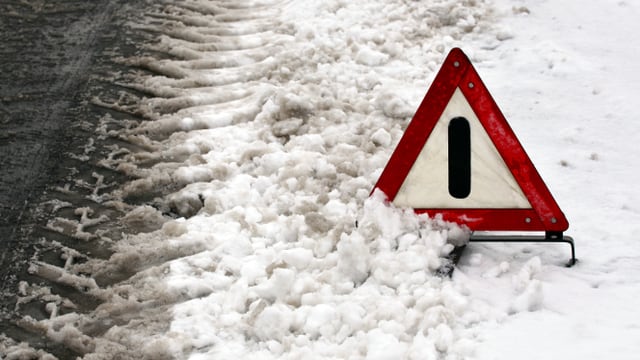 Warndreieck im Schnee. Warndreieck im Schnee.