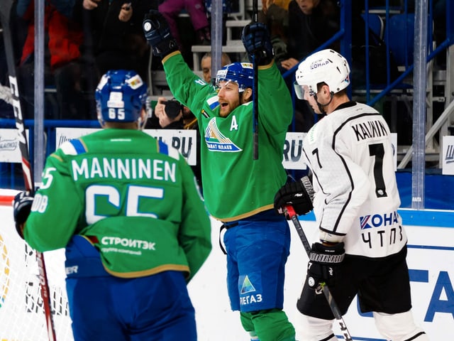 Eishockey-Spieler jubeln. Eishockey-Spieler jubeln.