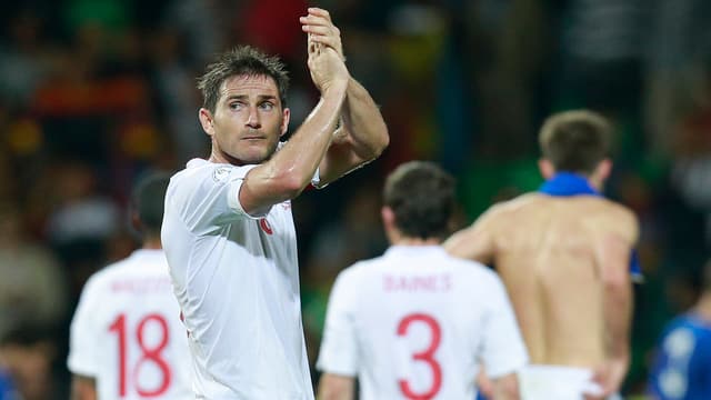Frank Lampard klatscht in Richtung Publikum. Frank Lampard klatscht in Richtung Publikum.