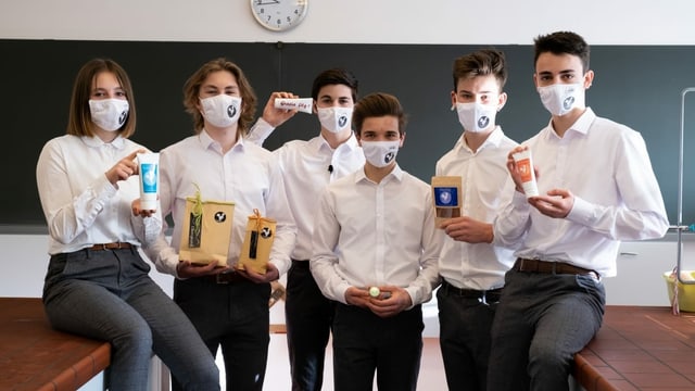 Sis impressaris da la scola EMS Schiers han fundà ina atgna fatschenta che venda cremas cosmeticas. Sis impressaris da la scola EMS Schiers han fundà ina atgna fatschenta che venda cremas cosmeticas.