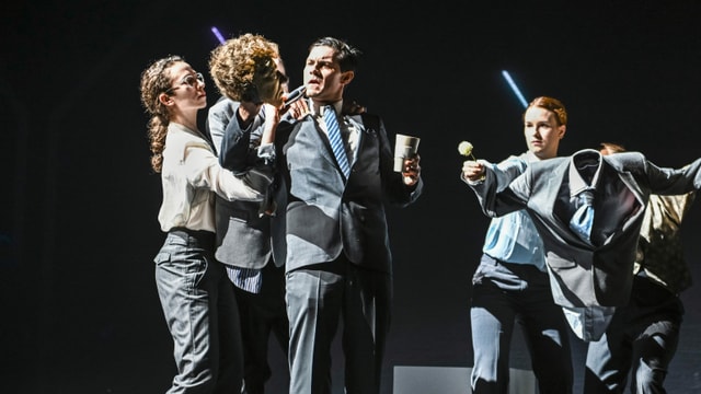 Puppenkopf spricht mit Schauspieler Puppenkopf spricht mit Schauspieler