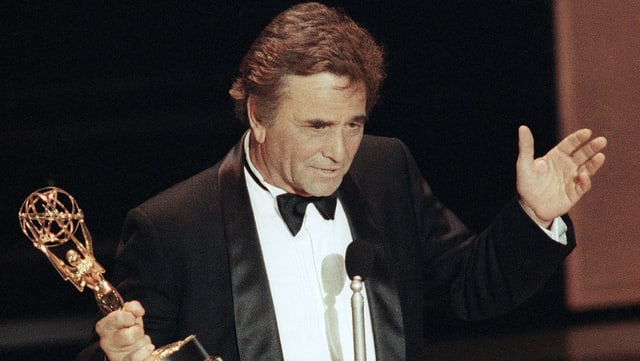 Peter Falk hält seinen vierten Emmy-Award in der Hand und spricht zum Publikum. Peter Falk hält seinen vierten Emmy-Award in der Hand und spricht zum Publikum.
