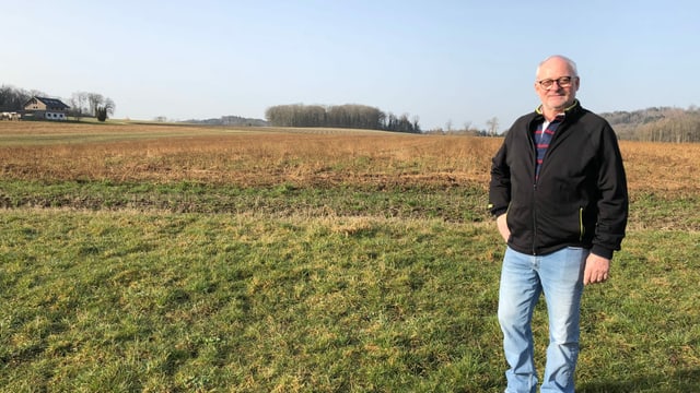 Bauer Hans Perler vor einem Feld. Bauer Hans Perler vor einem Feld.