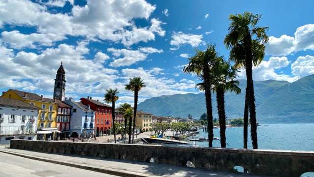 Blick auf Ascona und den Lago Maggiore bei leicht bewölktem Himmel. Blick auf Ascona und den Lago Maggiore bei leicht bewölktem Himmel.