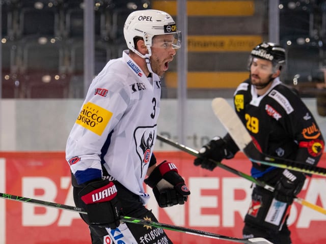 Hockeyspieler jubelt Hockeyspieler jubelt