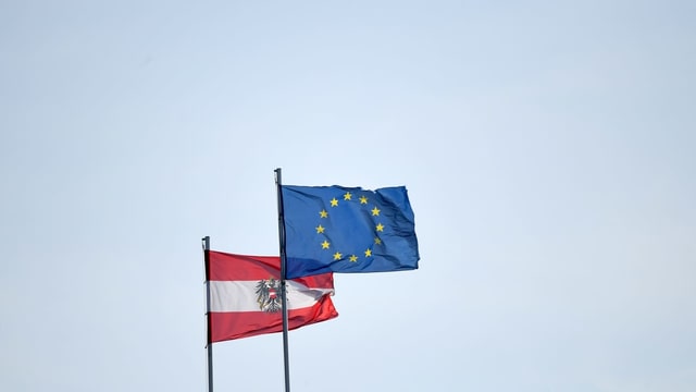 Fahnen von Österreich und der EU. Fahnen von Österreich und der EU.