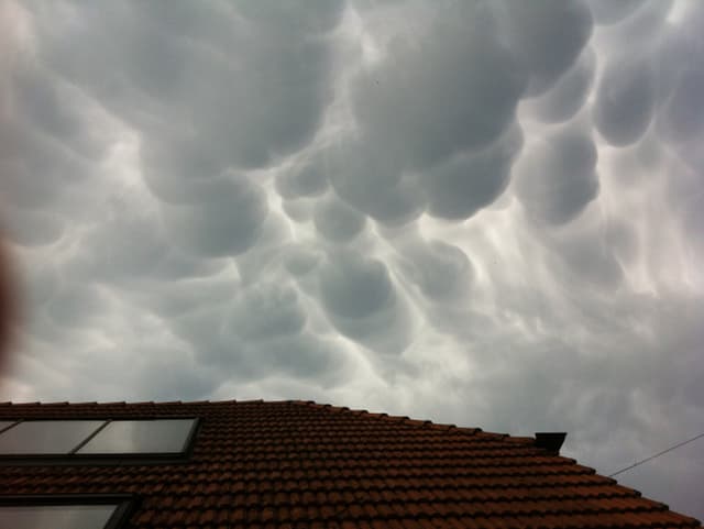Wolken über Haus