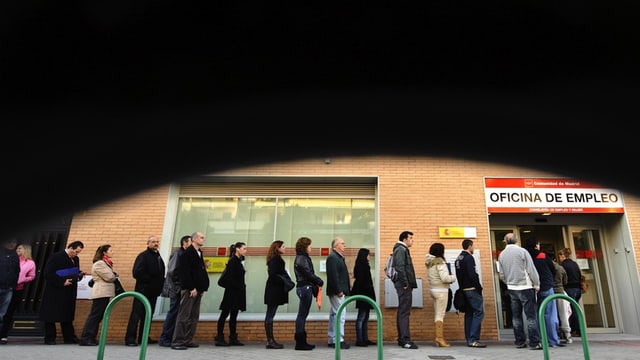 Schlange vor Arbeitslosenamt Schlange vor Arbeitslosenamt