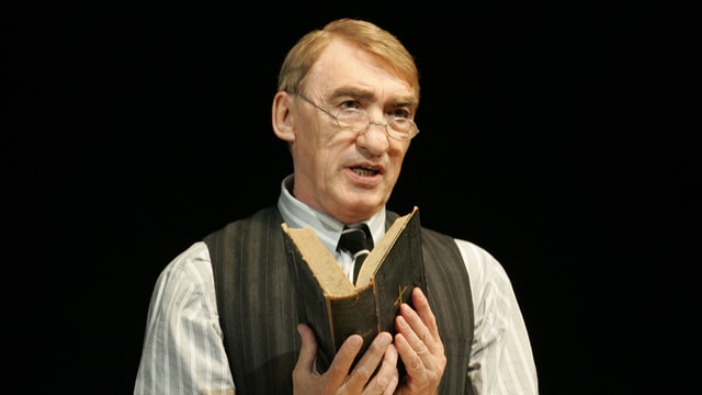 Mann mit Bibel in der Hand Mann mit Bibel in der Hand