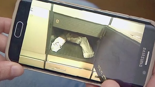 Foto eines geknickten Pakets im Briefkasten. Foto eines geknickten Pakets im Briefkasten.