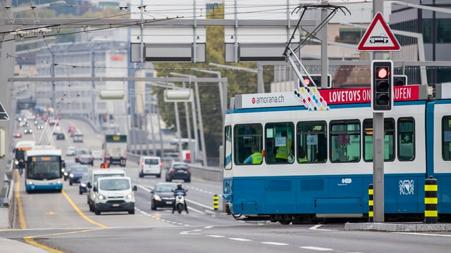 Tram quert Fahrbahn Tram quert Fahrbahn
