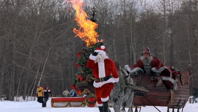 Weihnachtsmann mit Schlitten hinter einem anderen Nikolaus. Weihnachtsmann mit Schlitten hinter einem anderen Nikolaus.