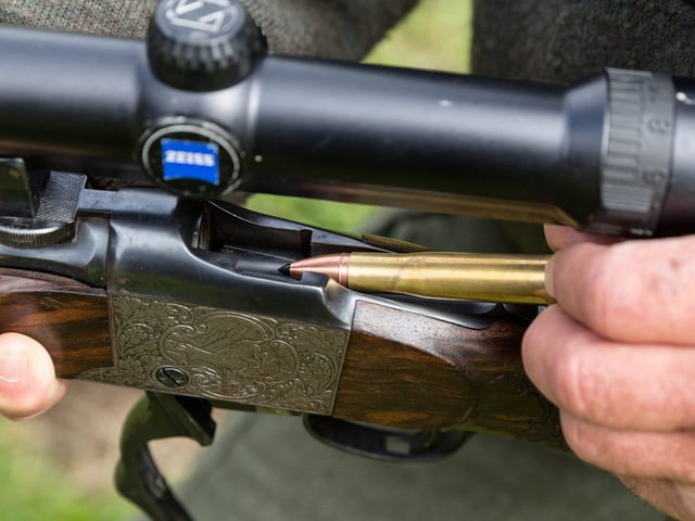 Jagdwaffe wird mit Munition geladen. Jagdwaffe wird mit Munition geladen.