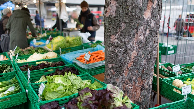 Ein Marktstand mit frischem Gemüse. Ein Marktstand mit frischem Gemüse.