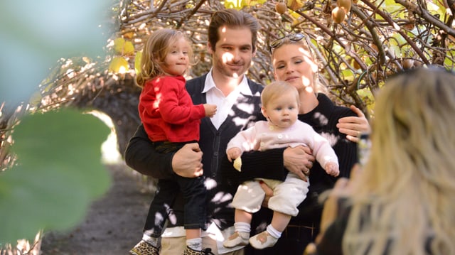 Sole, Tomaso, Celeste Trussardi und Michele Hunziker posieren für ein Bild. Sole, Tomaso, Celeste Trussardi und Michele Hunziker posieren für ein Bild.