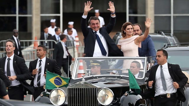 Jair Bolsonaro mit seiner Ehefrau Michelle im Rolls Royce. Jair Bolsonaro mit seiner Ehefrau Michelle im Rolls Royce.