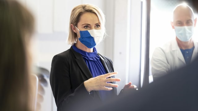 Natalie Rickli mit Maske. Natalie Rickli mit Maske.