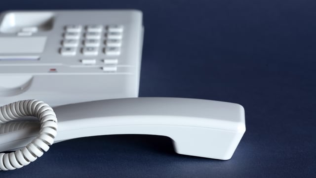 Hörer liegt neben dem Festnetztelefon. Hörer liegt neben dem Festnetztelefon.