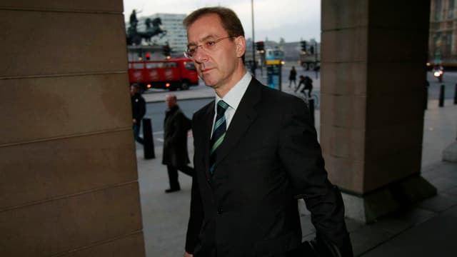 Marcel Rohner im Eingangsbereich eines Gebäudes. Marcel Rohner im Eingangsbereich eines Gebäudes.