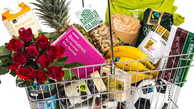 Ein Einkaufskorb mit Fairtrade-Produkten. Ein Einkaufskorb mit Fairtrade-Produkten.
