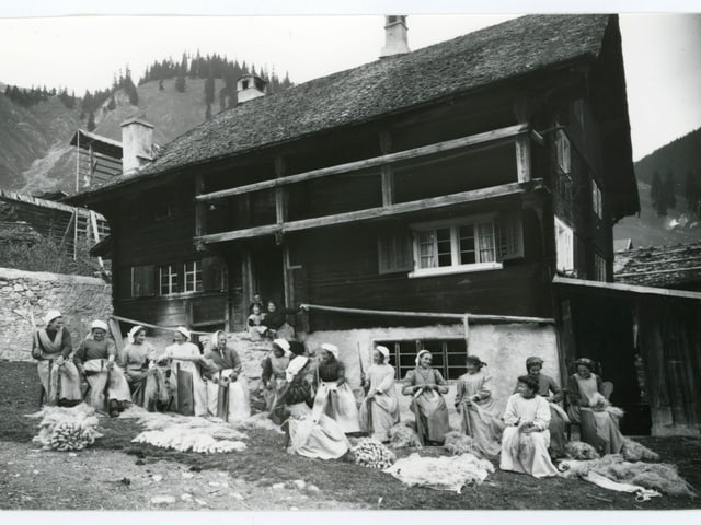 spatlunzas a Sedrun davant in bajetg. spatlunzas a Sedrun davant in bajetg.
