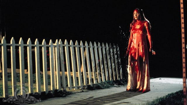 Carrie läuft blutüberströmt nach Hause. Carrie läuft blutüberströmt nach Hause.