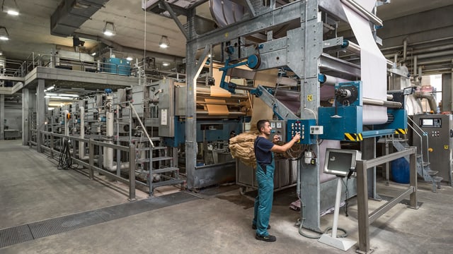 In der Fabrikhalle eines Textilunternehmens. In der Fabrikhalle eines Textilunternehmens.