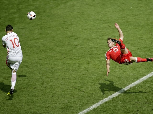 Xherdan Shaqiri bei seinem spektakulären Seitfallzieher-Tor 2016 gegen Polen. Xherdan Shaqiri bei seinem spektakulären Seitfallzieher-Tor 2016 gegen Polen.