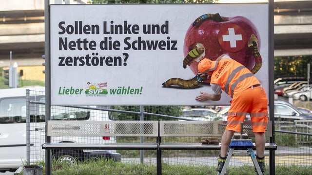 Das Plakat der SVP: "Sollen Linke und Nette die Schweiz zerstören?" Das Plakat der SVP: "Sollen Linke und Nette die Schweiz zerstören?"