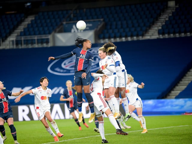 Marie-Antoinette Katoto von Paris SG gewinnt das Kopfballduell gegen Lyons Amandine Henry. Marie-Antoinette Katoto von Paris SG gewinnt das Kopfballduell gegen Lyons Amandine Henry.