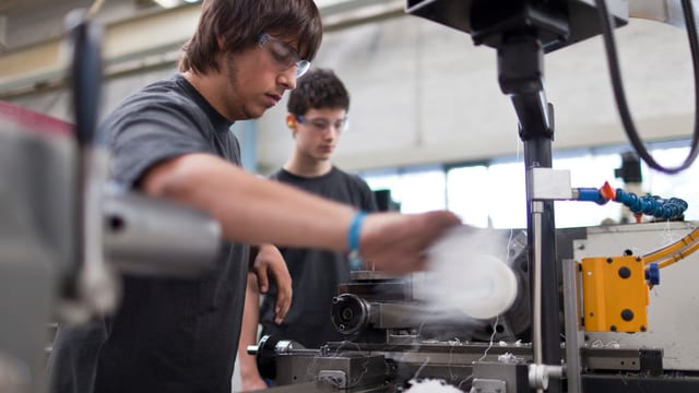 Lehrlinge bei der Ausbildung Lehrlinge bei der Ausbildung