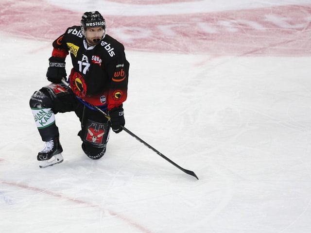 Zach Boychuk kniet müde auf dem Eis. Zach Boychuk kniet müde auf dem Eis.