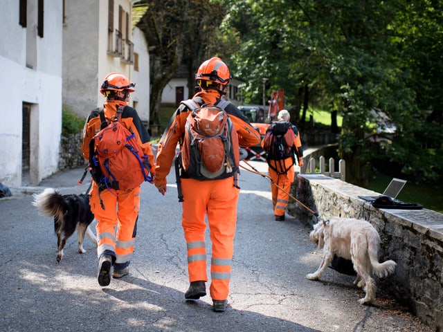 Truppa da salvament a Bondo. Truppa da salvament a Bondo.