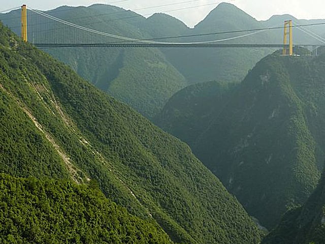 Mit 472 Metern zwischen Fahrbahn und Flussbett ist die Siduhe-Brücke in China derzeit die höchste der Welt. Mit 472 Metern zwischen Fahrbahn und Flussbett ist die Siduhe-Brücke in China derzeit die höchste der Welt.