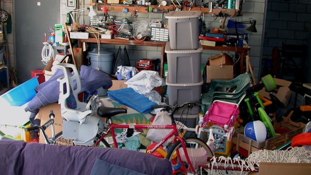 EIne Garage, die mit Dingen vollgestopft ist. EIne Garage, die mit Dingen vollgestopft ist.