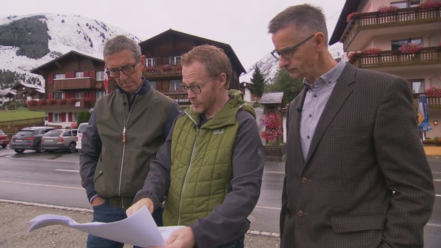 Reto Schmid cun ils plans per il nov bajetg ensemen cun Martin Hongler ed Urban Augustin. Reto Schmid cun ils plans per il nov bajetg ensemen cun Martin Hongler ed Urban Augustin.