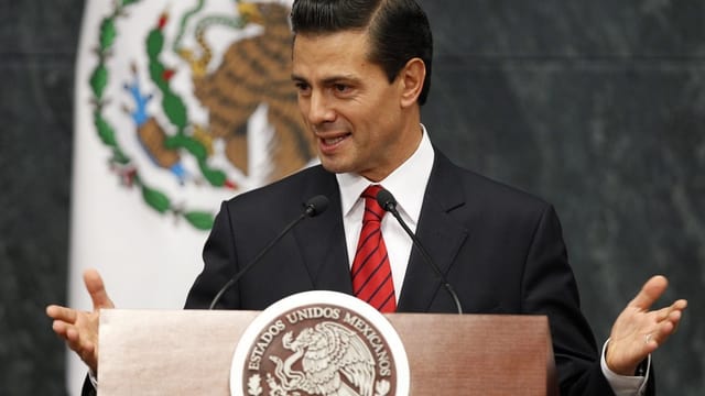 Präsident Enrique Peña Nieto am Rednerpult. Präsident Enrique Peña Nieto am Rednerpult.