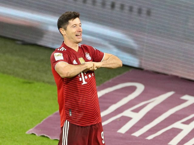 Am anderen Ende der Gefühlsskala steht Bayerns Robert Lewandowski. Der Pole trifft gleich dreifach und hat nun die Marke von 300 Pflichtspieltoren für die Münchner übertroffen.