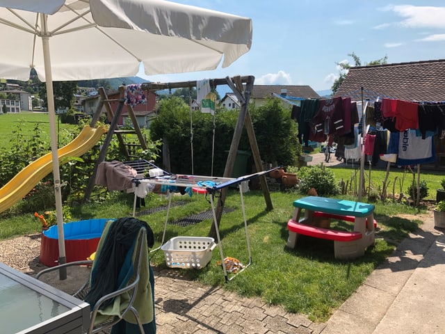 Garten mit Kleiderständer und Schaukel Garten mit Kleiderständer und Schaukel