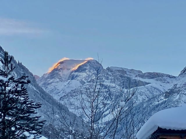 Von der Sonne angeleuchtete Bergspitzen.
