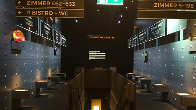 Dunkler, hoher Raum mit Treppe. An den Wänden viele Schubladen. Dunkler, hoher Raum mit Treppe. An den Wänden viele Schubladen.