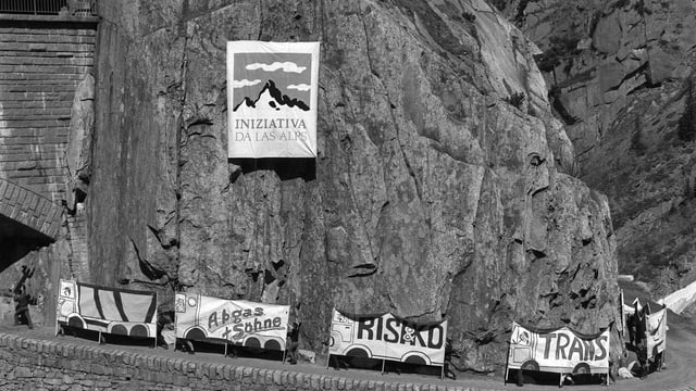 Il comité preschenta l'iniziativa da las alps. Quai en la chavrogia Schöllenen en il chantun Uri. Il comité preschenta l'iniziativa da las alps. Quai en la chavrogia Schöllenen en il chantun Uri.