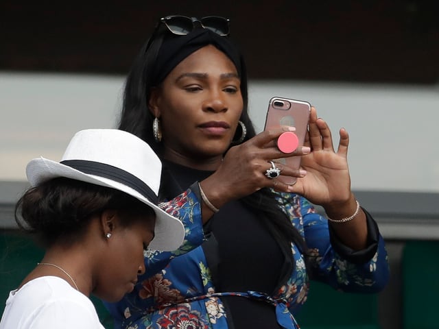 Die schwangere Serena Williams auf der Tribüne. Die schwangere Serena Williams auf der Tribüne.