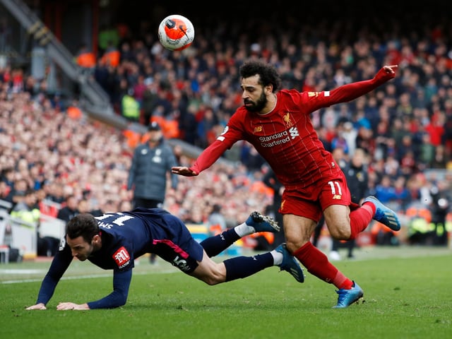 Mohamed Salah im Zweikampf mit Adam Smith. Mohamed Salah im Zweikampf mit Adam Smith.