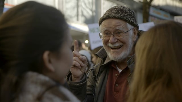 Jacques Dubochet unterhält sich während einer Demonstration mit jungen Klima-Aktivistinnen. Jacques Dubochet unterhält sich während einer Demonstration mit jungen Klima-Aktivistinnen.
