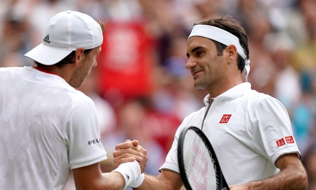 Lucas Pouille e Roger Federer. Lucas Pouille e Roger Federer.