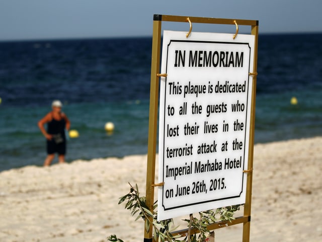 Schild am Strand von Sousse, das an die Terroropfer erinnert. Schild am Strand von Sousse, das an die Terroropfer erinnert.